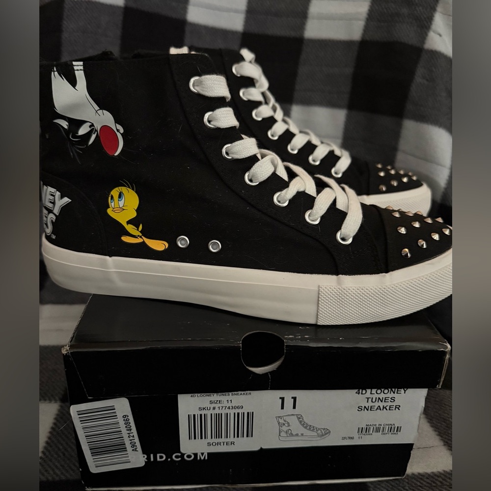 Warner Bros. Looney Tunes Studded Canvas High Top Sneaker - Tweety Sylvester -11